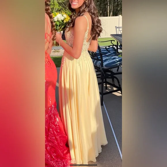 green emerald velvet dress Yellow Long Tulle Prom Dress With Beaded Applique And Scoop Neckline main image 0